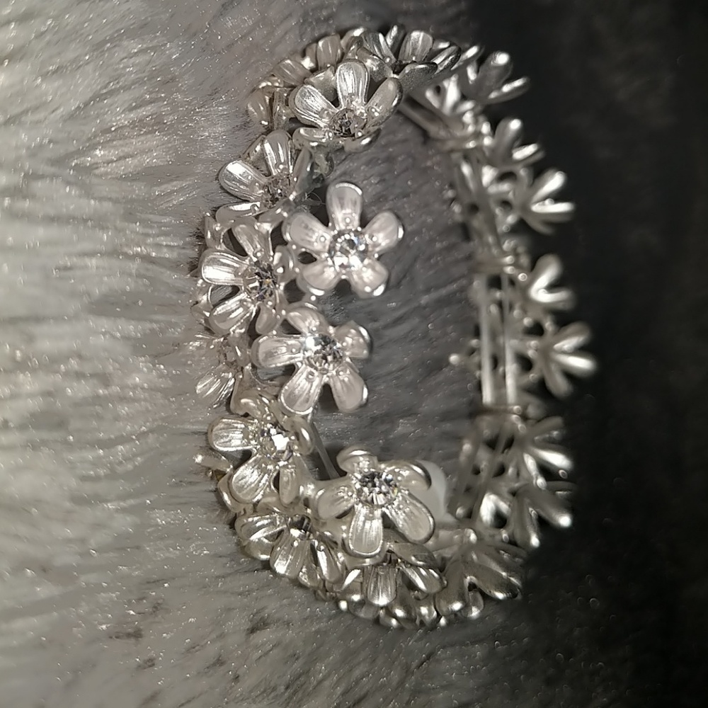 Silver flower stretch bracelet